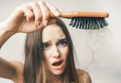 Príčiny vypadávania vlasov. Ako zvýšiť objem a zabrániť vypadávaniu vlasov?