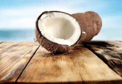Obyčajný kokosový olej – komplexná ochrana vlasov, ktoré potrebujú spevnenie