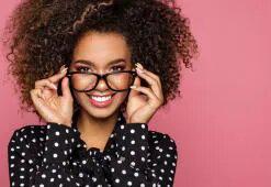 Účesy vhodné k okuliarom. Ako zladiť účes s tvarom a farbou rámu?