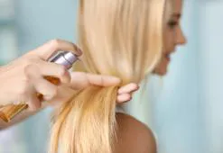 Olejovanie vlasov v salóne vs. doma - rozdiely, účinky a recenzie