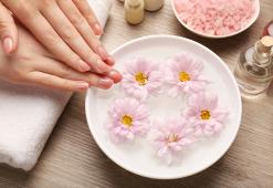 Najlepšie domáce procedúry na regeneráciu poškodených nechtov a suchej nechtovej kožičky