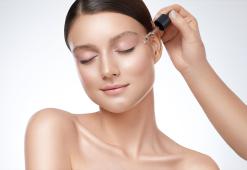 Ako si vybrať účinné sérum na tvár? Oleje, kyselina hyalurónová a... Všetky ostatné posilňujúce látky